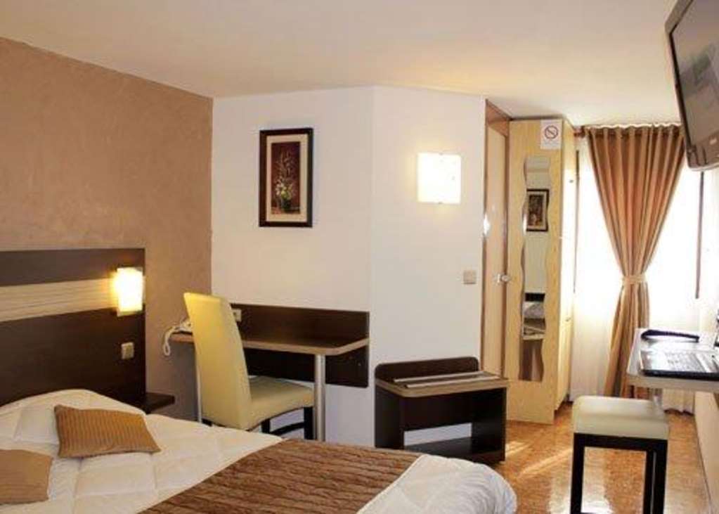 Contact Hotel Restaurant La Chaumiere Entre Orgeval Et Flins A13 Sortie 8 لي مْيورو الغرفة الصورة