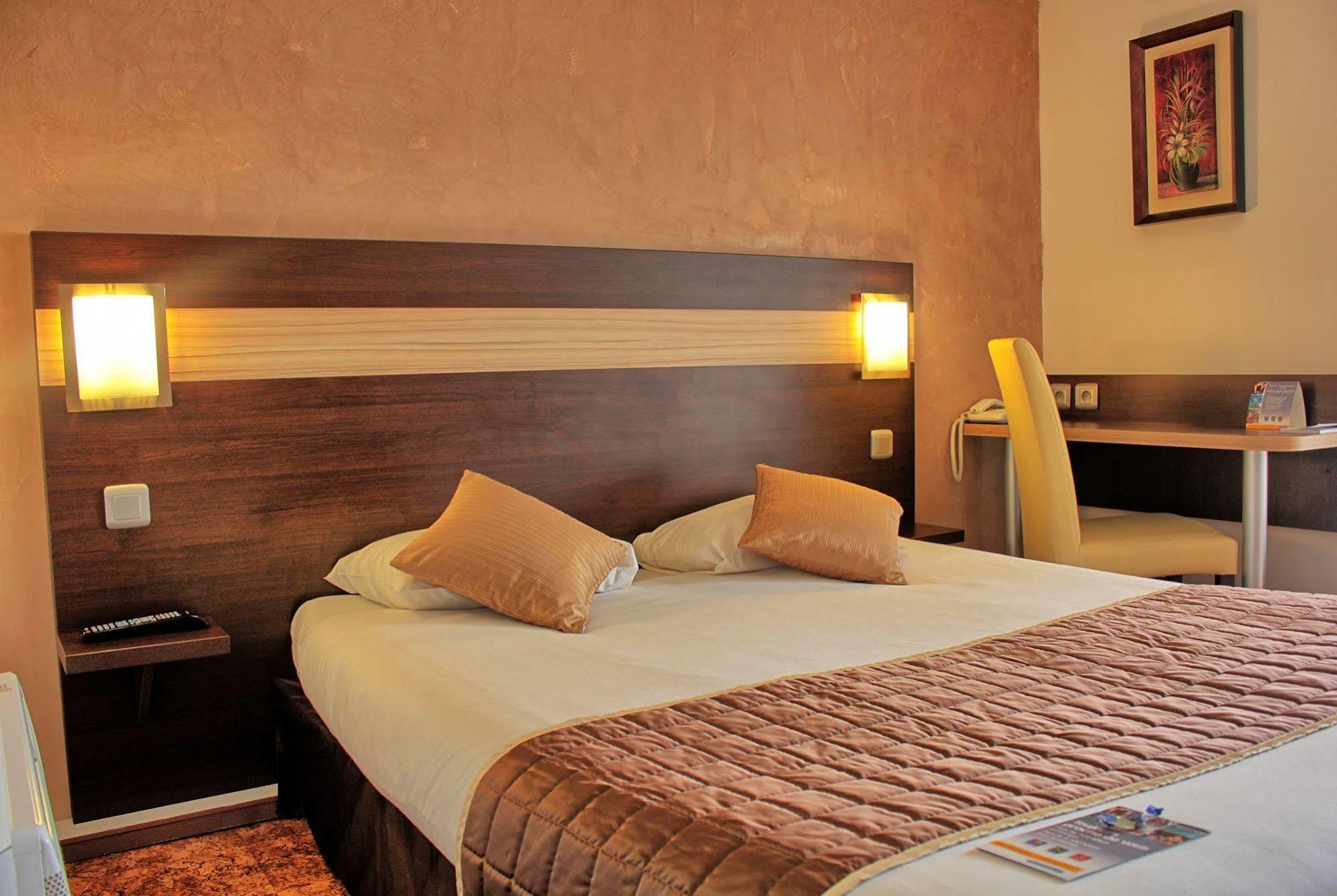 Contact Hotel Restaurant La Chaumiere Entre Orgeval Et Flins A13 Sortie 8 لي مْيورو المظهر الخارجي الصورة