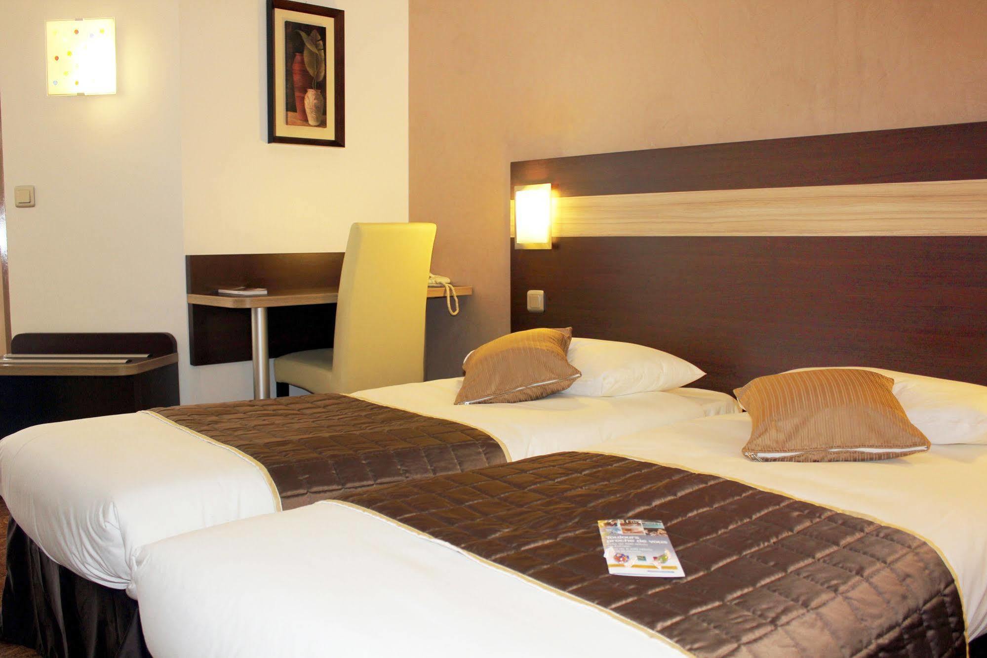 Contact Hotel Restaurant La Chaumiere Entre Orgeval Et Flins A13 Sortie 8 لي مْيورو المظهر الخارجي الصورة