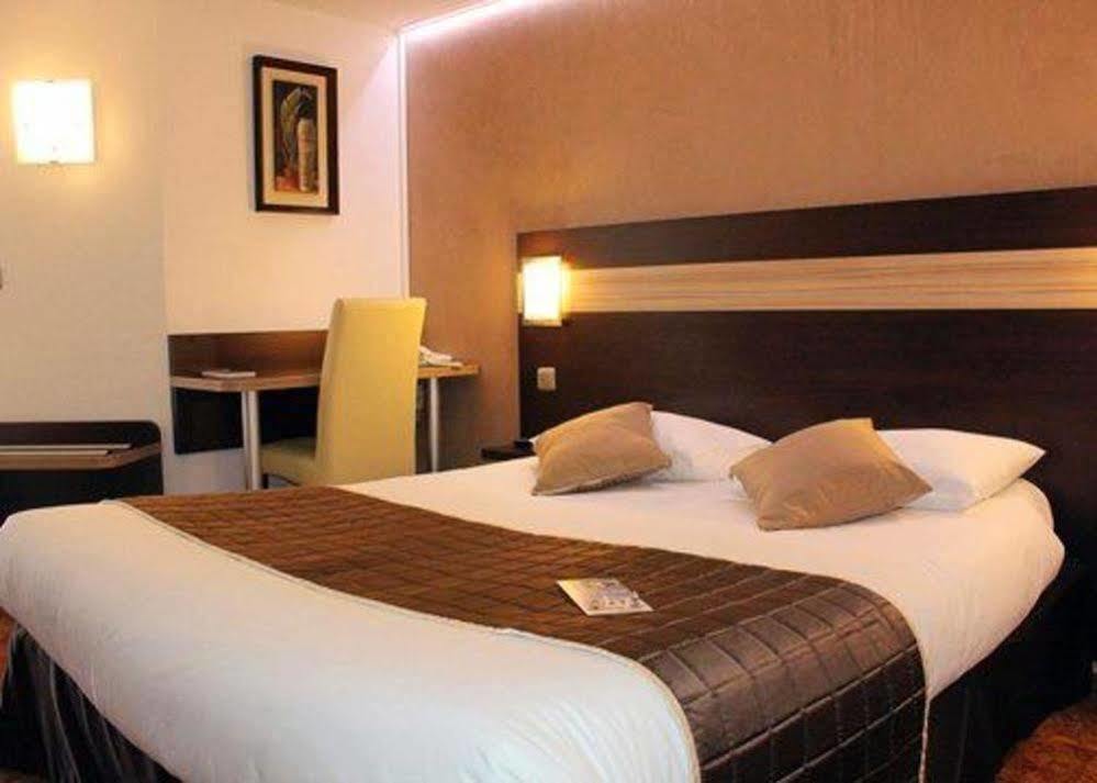 Contact Hotel Restaurant La Chaumiere Entre Orgeval Et Flins A13 Sortie 8 لي مْيورو المظهر الخارجي الصورة