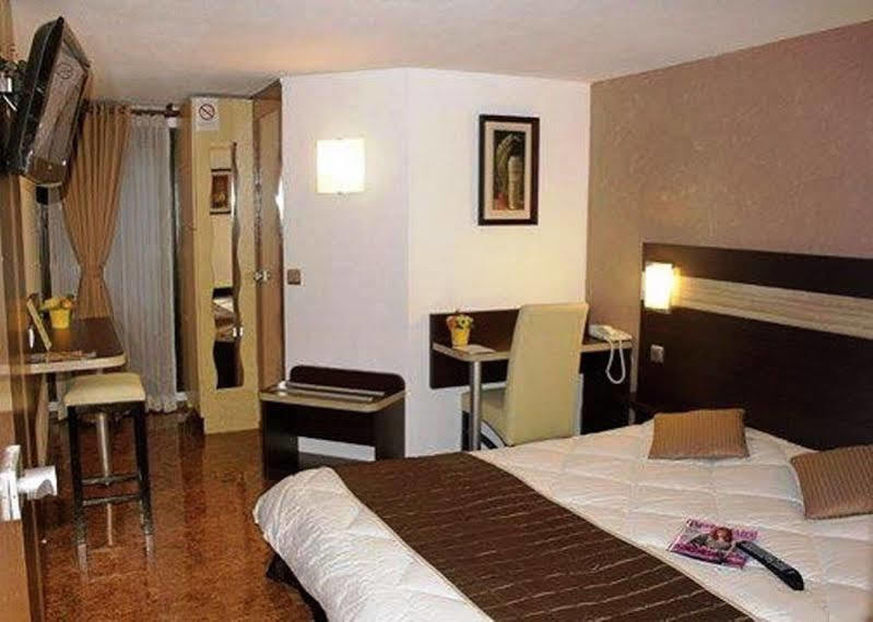 Contact Hotel Restaurant La Chaumiere Entre Orgeval Et Flins A13 Sortie 8 لي مْيورو المظهر الخارجي الصورة