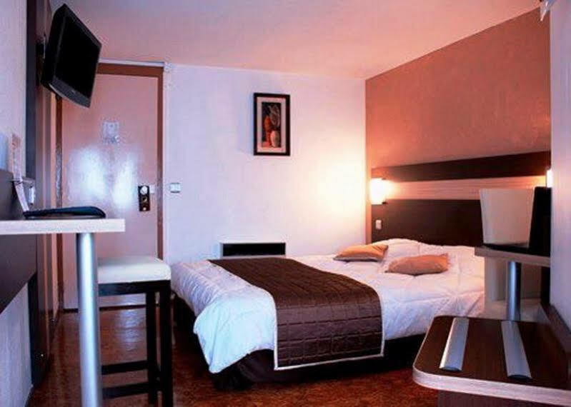 Contact Hotel Restaurant La Chaumiere Entre Orgeval Et Flins A13 Sortie 8 لي مْيورو المظهر الخارجي الصورة